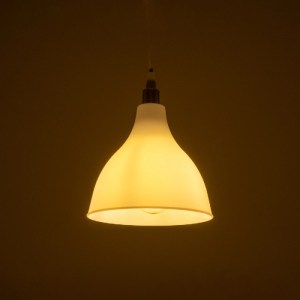 glo-203-0125-203_0125_2 GLOBOSTAR® RADE 203-0125 ΜΟΝΤΕΡΝΟ ΚΡΕΜΑΣΤΟ ΦΩΤΙΣΤΙΚΟ ΚΑΜΠΑΝΑ ΜΟΝΟΦΩΤΟ 1 X E27 IP20 ΛΕΥΚΟ ΜΕ ΧΡΥΣΟ ΠΛΑΣΤΙΚΟ - Μ17.5 X Π17.5 X Υ56CM