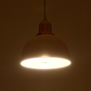 glo-203-0147-203_0147_2 GLOBOSTAR® ΗUT 203-0147 ΜΟΝΤΕΡΝΟ ΚΡΕΜΑΣΤΟ ΦΩΤΙΣΤΙΚΟ ΚΑΜΠΑΝΑ ΜΟΝΟΦΩΤΟ 1 X E27 IP20 ΛΕΥΚΟ ΜΕ ΧΡΥΣΟ ΠΛΑΣΤΙΚΟ - Μ17.5 X Π17.5 X Υ80CM