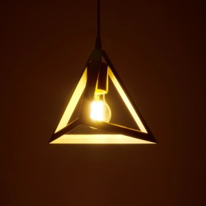 glo-203-0165-203_0165_2 GLOBOSTAR® TRIANGLE 203-0165 ΜΟΝΤΕΡΝΟ ΚΡΕΜΑΣΤΟ ΦΩΤΙΣΤΙΚΟ ΚΑΜΠΑΝΑ ΜΟΝΟΦΩΤΟ 1 X E27 IP20 ΛΕΥΚΟ ΜΕ ΧΡΥΣΟ ΠΛΑΣΤΙΚΟ - Μ24 X Π24 X Υ56CM